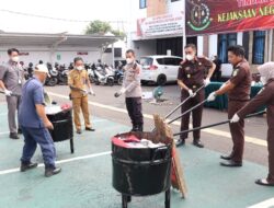 Kejaksaan Negeri Lampung Utara Musnahkan Barang Bukti Inkracht, Mulai dari Narkotika hingga Senjata Tajam