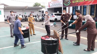 Kejaksaan Negeri Lampung Utara Musnahkan Barang Bukti Inkracht, Mulai dari Narkotika hingga Senjata Tajam