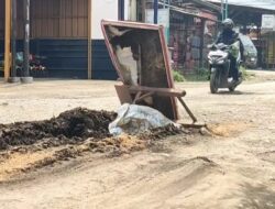 Tumbuh Bersama Jalan Berlubang : Nestapa Bertahun-tahun di Jalur Vital Sidomulyo yang Terlupakan