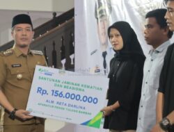 Bupati Pesibar Serahkan Manfaat Jaminan Sosial Ketenagakerjaan Bagi Peratin Dan Perangkat Pekon