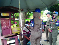 Sat Pol PP Lampura Beri Teguran Parkir Liar Rumah Makan Seruit Ibu Meli