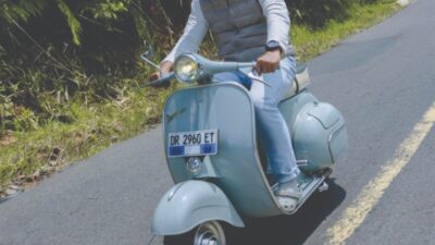 Melepas Jas, Memacu Mesin Kanan, Sisi “Asik” Dedi Andrianto di Atas Vespa