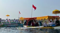KRESEK-KRESEK OMBAK BAWA BERKAH, NGUMBAI LAWOK DAN PARADE PERAHU HIAS FESTIVAL 