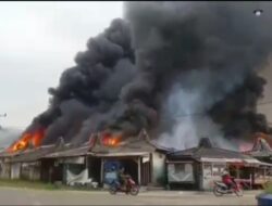 BREAKING NEWS, Pasar Mulya Kencana Tulang Bawang Barat Dilalap Si Jago Merah, Puluhan Kios Hangus