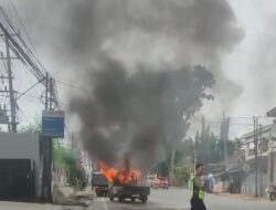 Mobil Terbakar di Jalan Lintas Sumatera Kotabumi Pagi Ini, Arus Lalu Lintas Macet Total