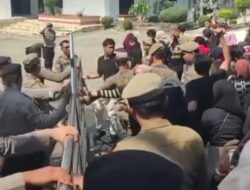BURUH PABRIK TRIPLEK JEBOL GERBANG DPRD LAMPUNG SELATAN 