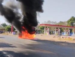 Sedan Timor Hangus Terbakar di Depan SPBU Kalibalangan Lampung Utara