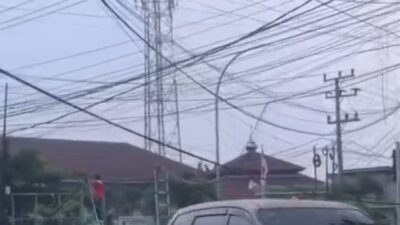 Kabel Utilitas Menjuntai Di Jalan Lettu Rochani Kalianda Lamsel