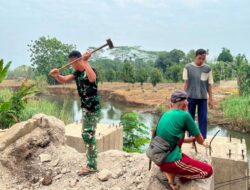 TNI dan Masyarakat Gotong Royong Persiapan Pembangunan Jembatan Perintis Garuda