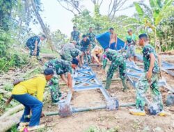 TNI dan Masyarakat Berjibaku Lakukan Pemasangan Pylon Utama Jembatan Perintis di Pekurun