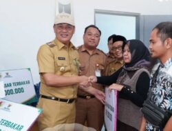Pemkab Tubaba Salurkan Bantuan bagi Pedagang Korban Kebakaran Pasar Mulya Kencana
