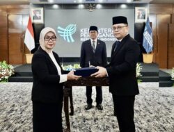 Perkuat Pengawasan, Mendag Busan Lantik Komjen Pol Helmy Santika Jadi Irjen Kemendag