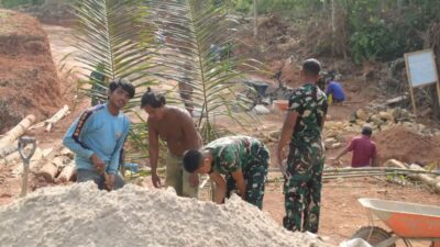 Satgas TMMD ke-129 Kodim 0412 Lampung Utara dan Warga Bersatu Bangun Gorong-gorong 
