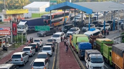Sistem Ferizy Lumpuh Total, Ratusan Kendaraan Terjebak Berjam-jam Di Pelabuhan Bakauheni