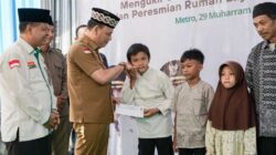 Wali Kota Metro Serahkan Kunci Rumah Baru Kepada Rudiyanto, 100 Anak Yatim Terima Santunan Muharam