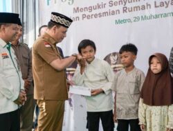 Wali Kota Metro Serahkan Kunci Rumah Baru Kepada Rudiyanto, 100 Anak Yatim Terima Santunan Muharam