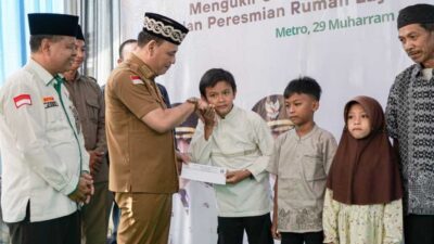 Wali Kota Metro Serahkan Kunci Rumah Baru Kepada Rudiyanto, 100 Anak Yatim Terima Santunan Muharam