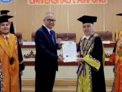 Sekkab Tulang Bawang, Ferli Yuledi Sandang Gelar Doktor
