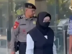 Terjaring OTT, Bupati Etik Suryani Tertunduk Lesu Saat Tiba Di Gedung KPK
