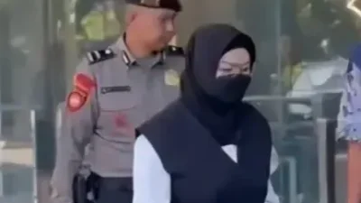 Terjaring OTT, Bupati Etik Suryani Tertunduk Lesu Saat Tiba Di Gedung KPK