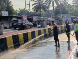 Jebakan Licin di Jalur Bakauheni, Tumpahan Oli Bahayakan Pengguna Jalan, Damkar Sigap Bertindak