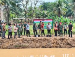 Dukung Ketahanan Pangan, TMMD ke-129 Kodim 0412 Lampung Utara Tebar Ribuan Benih Ikan Nila