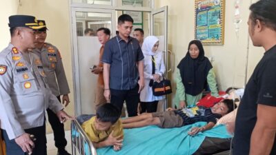 Kapolres Dan Dinskes Tangani Puluhan Siswa SMPN 1 Talang Padang Keracunan Makanan