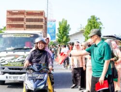 Pemkab Pesisir Barat Gaungkan Gerakan Bagi Bendera Merah Putih Untuk Masyarakat