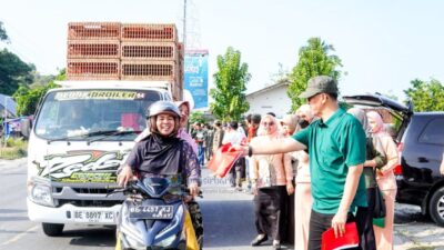 Pemkab Pesisir Barat Gaungkan Gerakan Bagi Bendera Merah Putih Untuk Masyarakat