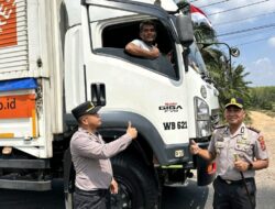 Jelang HUT RI ke-81, Polres Mesuji Bagikan Bendera Merah Putih Kepada Masyarakat