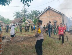 Satgas Karhutla TNI-Polri dan Warga Padamkan Kebakaran Rumah di Abung Pekurun