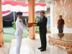 Wali Kota Metro Serahkan Duplikat Bendera Pusaka ke Paskibraka  