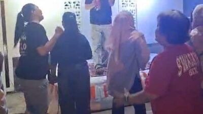 Lautan Emak-Emak ‘Terguncang’, Dide Hijau Daun Bikin Lomba Karaoke Gunung Terang Rasa Konser