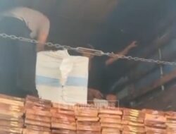 Viral Video Aksi Nekat Sopir Truk Tabrak Mobil Patroli Polres Pematangsiantar, Diduga Angkut Kayu dan Rokok Ilegal