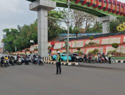 Momen Sakral di Jantung Kota, Saat Sat Lantas Polresta Bandar Lampung Hentikan Kendaraan Demi Sang Saka
