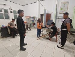 Kerap Ngamuk dan Lempar Pengguna Jalan, Pria Tanpa Identitas Dicokok Polsek Baradatu Bersama Warga