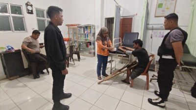 Kerap Ngamuk dan Lempar Pengguna Jalan, Pria Tanpa Identitas Dicokok Polsek Baradatu Bersama Warga