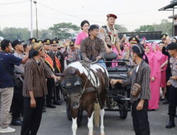 AKBP Yunus Saputra dan Istri Tinggalkan Mapolres Pringsewu Naik Kereta Kuda