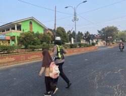 Senyum Pagi di Atas Aspal, Langkah Kecil Polwan Lampung Utara Menjaga Mimpi Generasi Bangsa