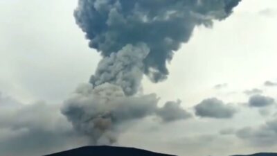 Dua Kali Meletus, Gunung Anak Krakatau Kembali Erupsi, Abu Vulkanik Bergerak ke Samudra Hindia