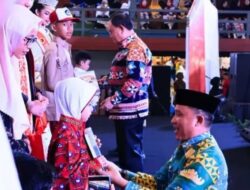 Bupati Parosil Mabsus Salurkan Seragam Gratis bagi Ribuan Pelajar di Lampung Barat