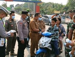 Antisipasi Abu Vulkanik Erupsi GAK, Jajaran Polres Mesuji Bagikan Masker Serentak di 16 Titik 