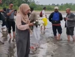 Sehari Setelah Pencarian 8 Penumpang Speedboat Hilang Kontak, Keluarga Jurnalis Dengan Ikhlas Menebar Bunga 