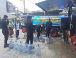 Atasi Kelangkaan Air Bersih, Satbrimob Polda Lampung Distribusikan Bantuan ke Warga Sabah Balau