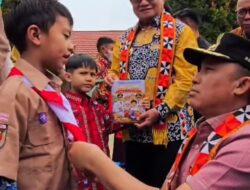 Doa Siswa SD Lampung Barat Untuk Bupati Parosil Mabsus Saat Dapatkan Seragam Sekolah Gratis