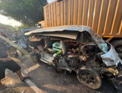 Diduga Pengemudi Microsleep, Grand Max Hantam Truk Towing di Jalinbar Pesisir Barat