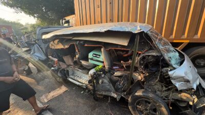 Diduga Pengemudi Microsleep, Grand Max Hantam Truk Towing di Jalinbar Pesisir Barat