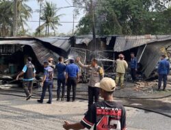 Warung dan Pom Mini di Kedamaian Ludes Ditabrak Mobil Ekspedisi