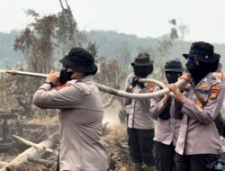 Polwan Diterjunkan Bantu Padamkan Karhutla