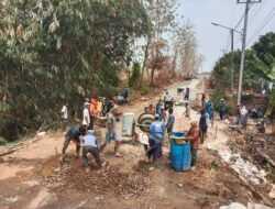 Aksi Swadaya Warga Gotong Royong Tambal Jalan Rusak di Jembatan Tulung Mili